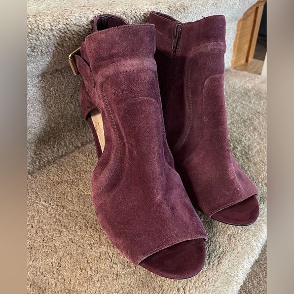 Vince Camuto peep toe suede booties size 8.5 - Picture 3 of 5